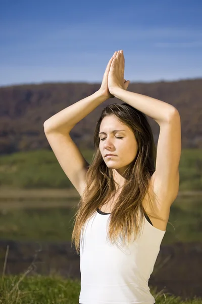Vrouw doet yoga — Stockfoto