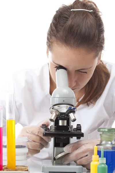 Donna che lavora con un microscopio — Foto Stock