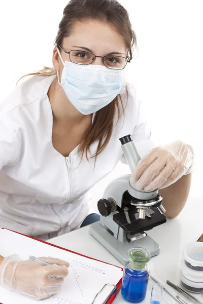 Жінка працює з мікроскопом — стокове фото