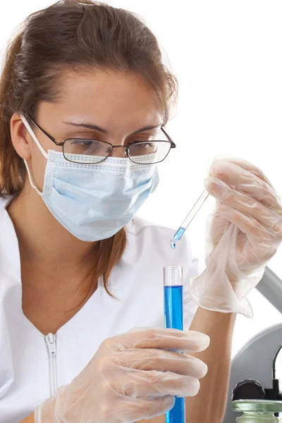 Química feminina que utiliza tubos de ensaio — Fotografia de Stock