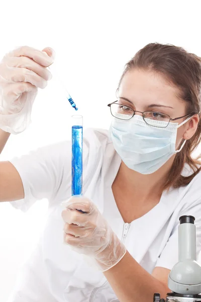Química feminina que utiliza tubos de ensaio — Fotografia de Stock