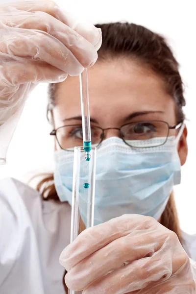 Ženy chemik pomocí zkumavek — Stock fotografie