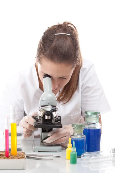Γυναίκα που εργάζεται με μικροσκόπιο — Φωτογραφία Αρχείου
