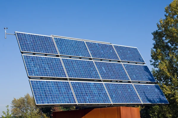 太陽エネルギーのパネルと木 — ストック写真