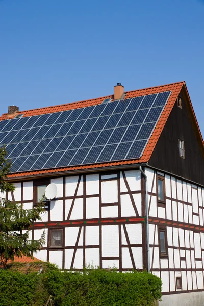 Panele słoneczne na stary dom — Zdjęcie stockowe