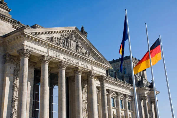 Reichstag s německou vlajkou — Stock fotografie