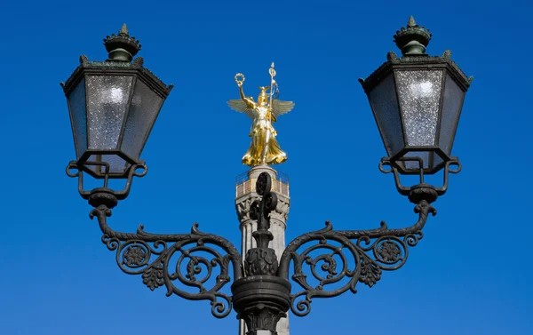 Victoria standbeeld met straat licht — Stockfoto