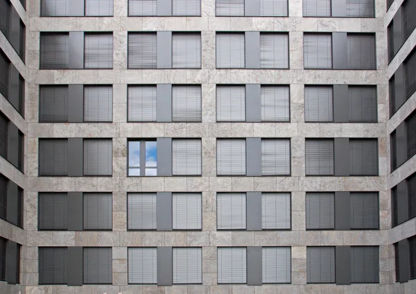 Una finestra aperta che mostra il cielo blu — Foto Stock