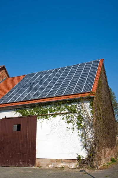 Velho celeiro com células solares — Fotografia de Stock