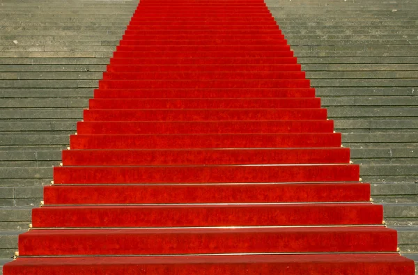 Kırmızı halılı merdivenler. — Stok fotoğraf