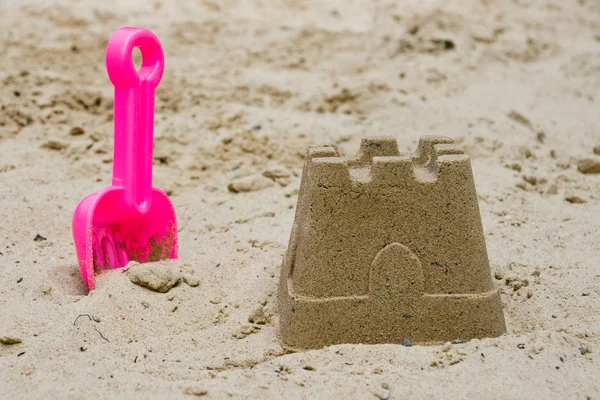 Sandcastle med en spade — Stockfoto