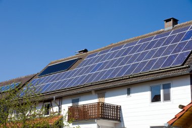 solarcells bir çatı üzerinde