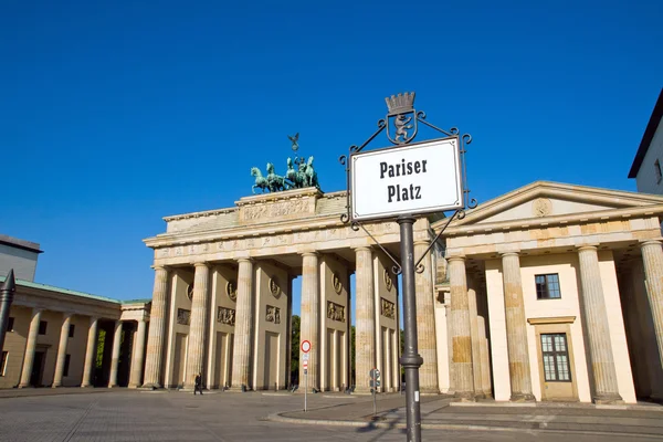 Sokak tabelası ile Brandenburg Kapısı — Stok fotoğraf