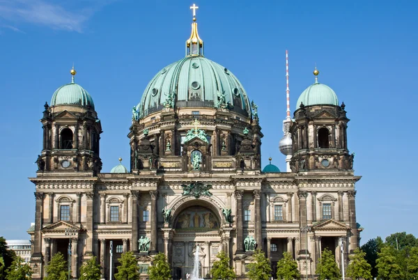 Das berliner dom an einem sonnigen tag — Stockfoto