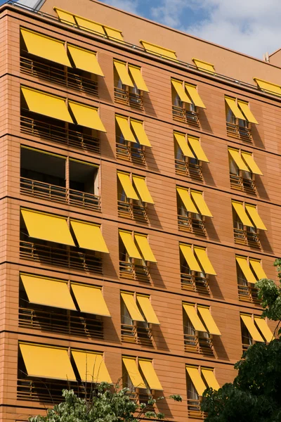 Edificio con facciata arancione — Foto Stock
