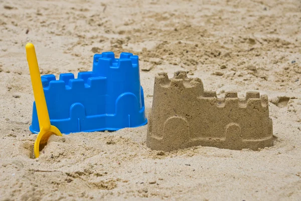 Château de sable avec pelle — Photo