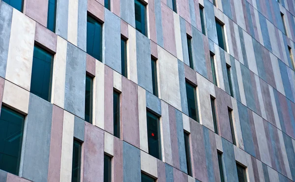 Бетонный фасад офисного здания — стоковое фото