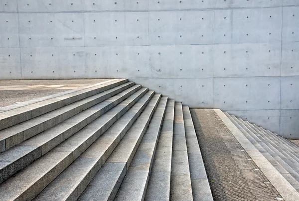 Гранитная лестница и бетонная стена — стоковое фото