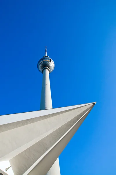 Jiný pohled berlins televizní věž — Stock fotografie