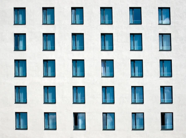 Fachada branca com janelas — Fotografia de Stock