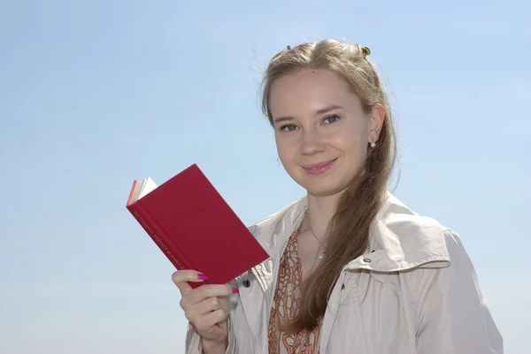 Weibchen lesen ein rotes Buch — Stockfoto