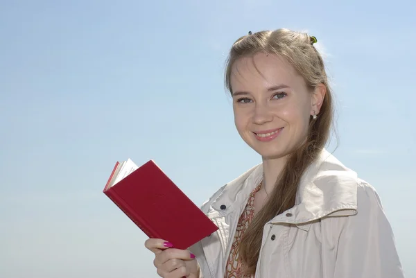 Weibchen lesen ein rotes Buch — Stockfoto