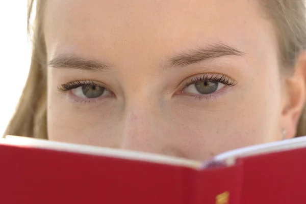 Jeune fille avec un livre — Photo