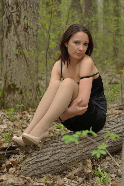 Одинокая девушка в лесу — стоковое фото