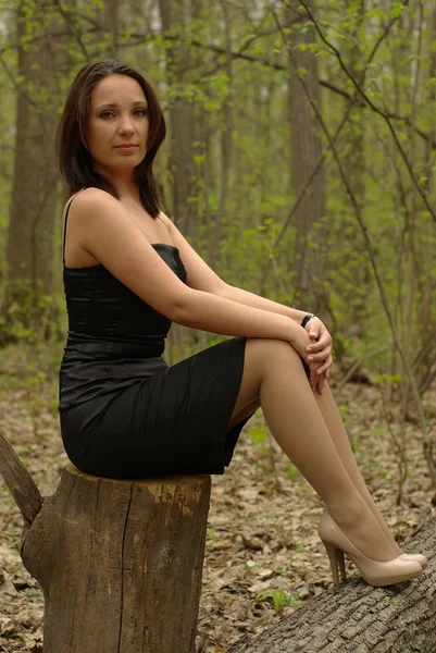 Sexy Frau auf einem Stumpf — Stockfoto