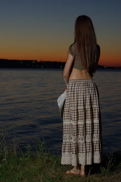 Жінка стоїть біля води — стокове фото