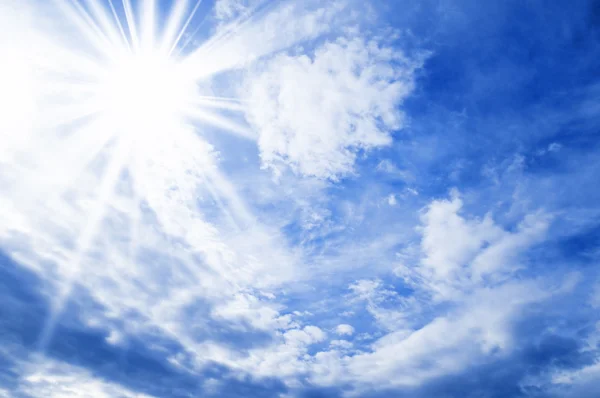 Soare pe cerul albastru — Fotografie, imagine de stoc