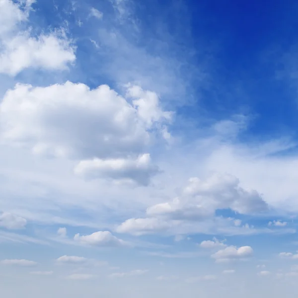 Valkoiset pilvet — kuvapankkivalokuva