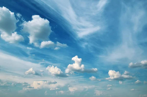 Beyaz bulutlar — Stok fotoğraf