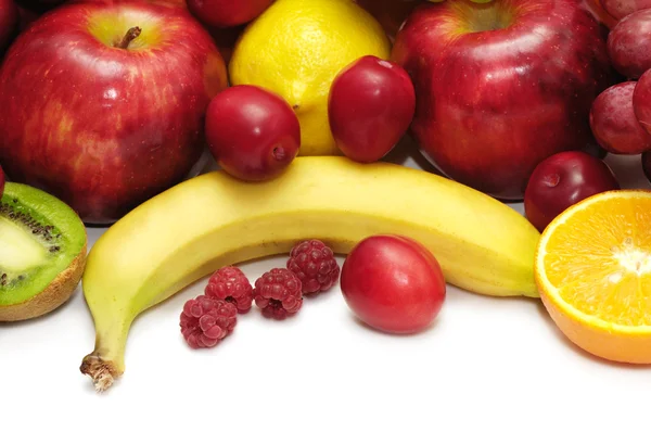 Früchte auf weiß — Stockfoto