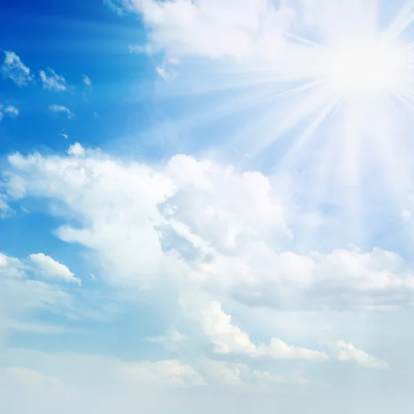 Солнце на голубом небе — стоковое фото