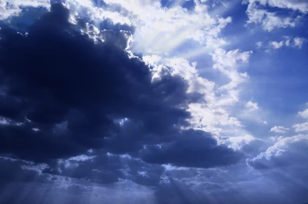 Zon op storm hemel — Stockfoto