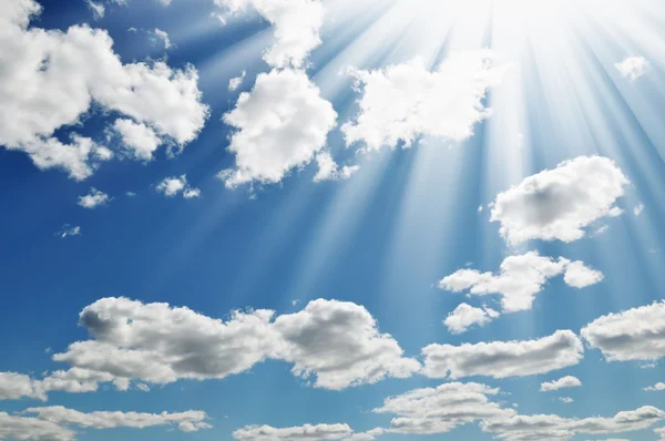 Солнце на голубом небе — стоковое фото