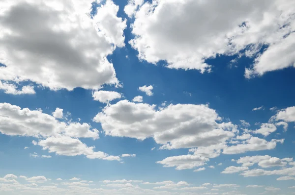 Beyaz bulutlar — Stok fotoğraf