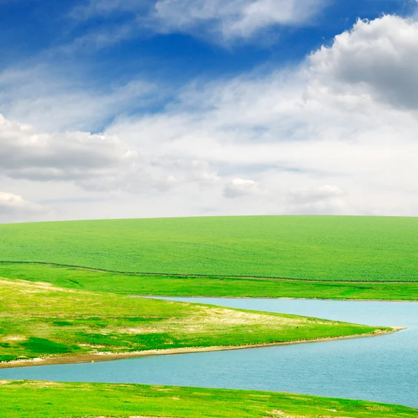 Lago e campo verde — Fotografia de Stock