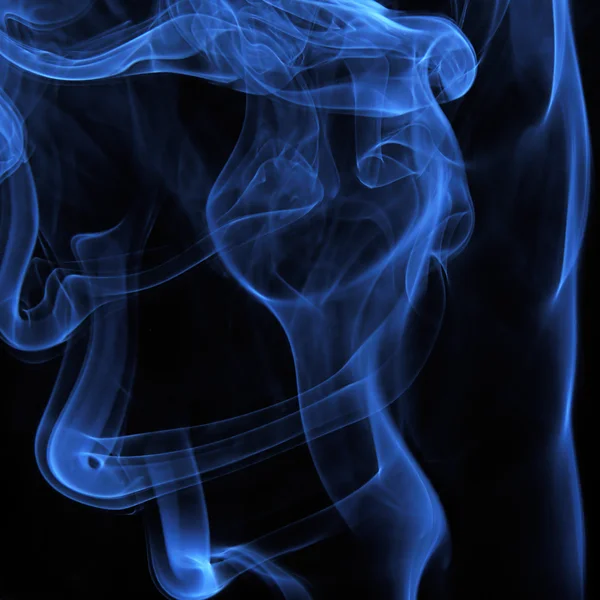 Rauch isoliert auf schwarzem Hintergrund — Stockfoto