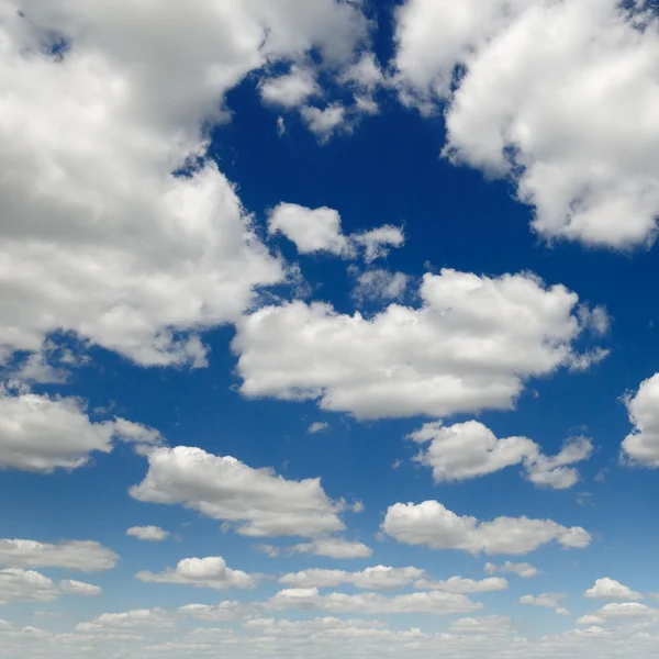 Bílé nadýchané mraky — Stock fotografie