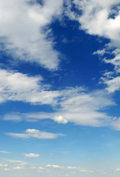 在蓝色的云 — 图库照片