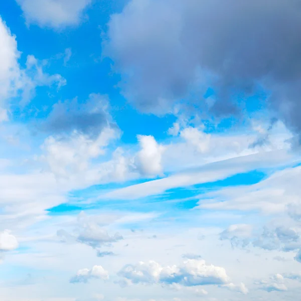 เมฆในสีฟ้า — ภาพถ่ายสต็อก