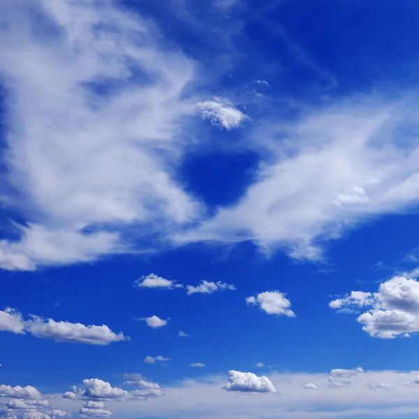 在蓝色的云 — 图库照片