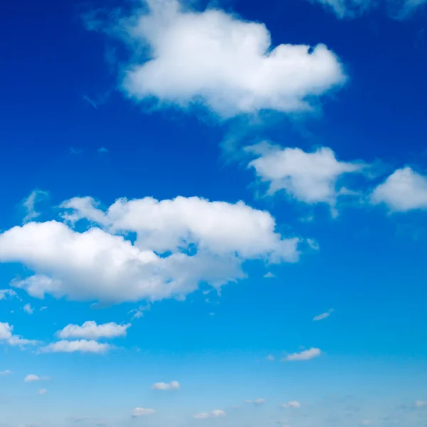 Nuvens no azul — Fotografia de Stock