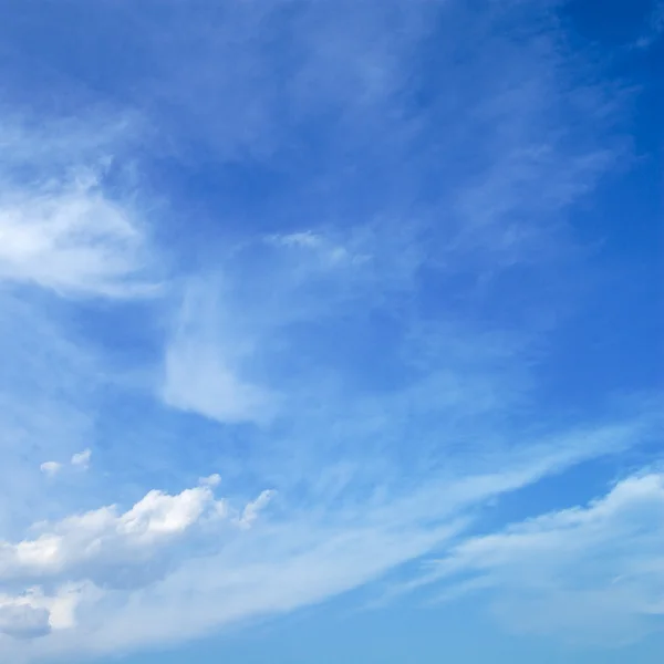 Хмари в синьому — стокове фото