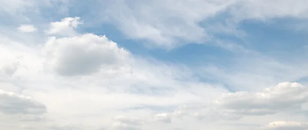 Bulutlarla kaplı gökyüzü — Stok fotoğraf