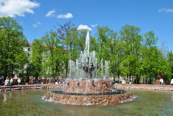 Uma fonte em um parque de Moscou — Fotografia de Stock