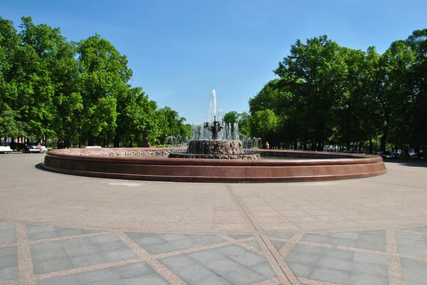 The ancient fountain made of granite and iron in the central square of Mosc — Stock Photo, Image