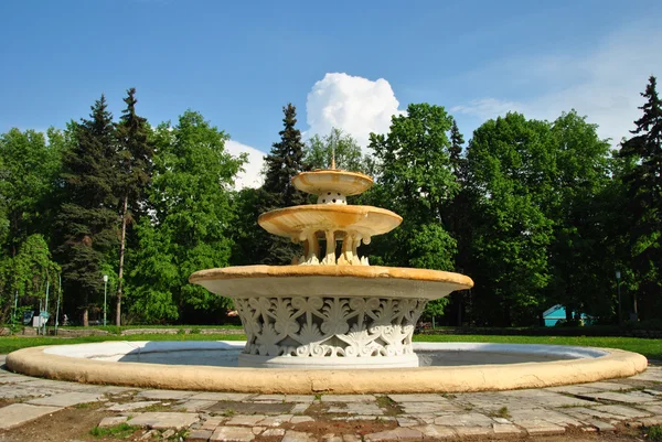 A antiga fonte feita de granito e ferro na praça central de Mosc — Fotografia de Stock